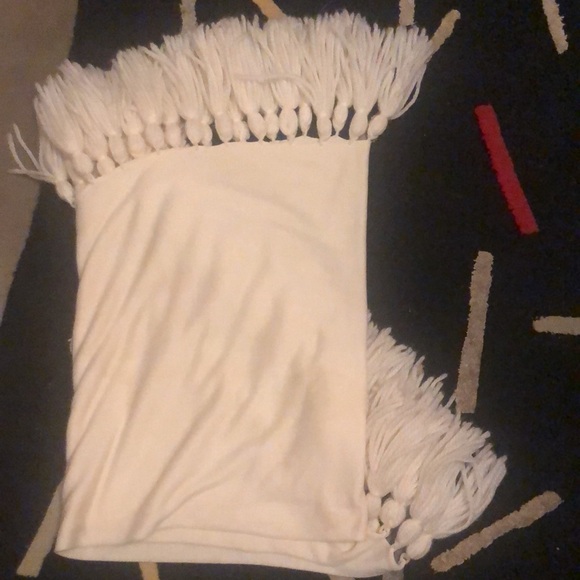 Beautiful vintage shawl with giant tassels. - Picture 4 of 8